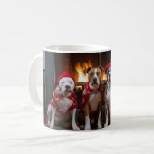American Staffordshire bij de open haard Kerstmis Koffiemok (Voorkant links)