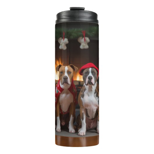 American Staffordshire bij de open haard Kerstmis Thermosbeker (Voorkant)
