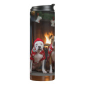 American Staffordshire bij de open haard Kerstmis Thermosbeker (Gedraaid links)