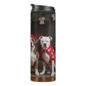 American Staffordshire bij de open haard Kerstmis Thermosbeker (Geroteerd rechts)