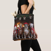 American Staffordshire bij de open haard Kerstmis Tote Bag (Dichtbij)