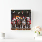 American Staffordshire bij de open haard Kerstmis Vierkante Klok (Huis)