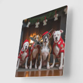 American Staffordshire bij de open haard Kerstmis Vierkante Klok (Hoek)