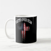 American Usa Flag Christian Cross Faith Over Fear Koffiemok (Links)