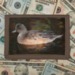 American Wigeon on Pond Wildlife Foto Drievoud Portemonnee<br><div class="desc">Voor natuur- en wildlife-ventilatoren! Beveilig geld en creditcards met deze portemonnee die het foto-afbeelding van een vrouw-Amerikaanse Wigeon op het oppervlak van een vijver bevat. Selecteer uw mapkleur.</div>
