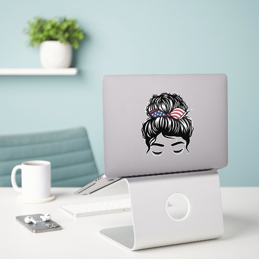 Americana Messy Bun Girl Sticker (Laptop op bureau)