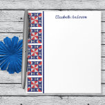 Americana Quilt Block Border Note Pad Notitieblok<br><div class="desc">Pas dit mooie notitieblok aan dat is afgedrukt met een vierkantelige rand en jouw naam van het speldenwielblok of andere tekst. Het patroon is in de Amerikaanse rode, marinesblauwe en grijze kleuren. Een ruime blanco schrijfruimte voor al uw lijsten, kleine schetsen of andere dagelijkse notities. Leuk gepersonaliseerd cadeau voor een...</div>