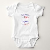 Amerika est 1776 Baby Naam est 2026 4de Juli Romper (Voorkant)