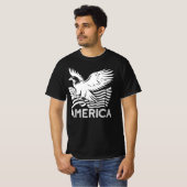 Amerika, Flying Eagle met Amerikaanse vlag T-shirt (Voorkant volledig)