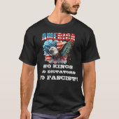 AMERIKA GEEN KONINGEN GEEN DICTATORS GEEN FASCIST! T-SHIRT (Voorkant)