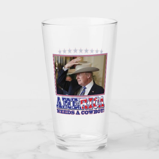 Amerika heeft een cowboy nodig - Trump Glas (Voorkant)