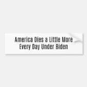 Amerika overlijdt elke dag onder Biden Bumpersticker (Voorkant)
