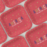 Amerika Rood 4 van juli Decoraties Papier Borden Papieren Bordje<br><div class="desc">Vier 4 juli in stijl met dit leuke papieren bord. Met de uitdrukking "AMERICA the land that i love" in een leuk lettertype met vaderlandslievende kleuren en gouden sterren. Pas de scripttekst aan.</div>