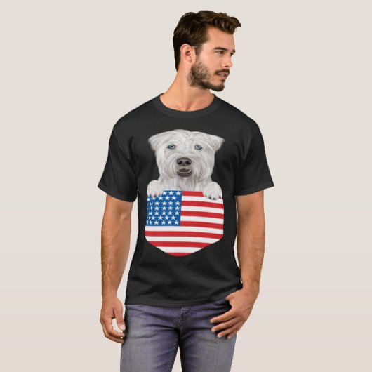 Amerika Vlag Zachte Gecoate Tarwe Terriër Hond In T-shirt (Voorkant volledig)