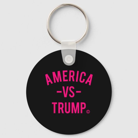 Amerika Vs Trump - Amerika Versus Trump Sleutelhanger (Voorkant)