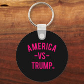 Amerika Vs Trump - Amerika Versus Trump Sleutelhanger (Voorkant)