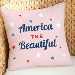 Amerikaan de mooie roze Vierde juli Kussen<br><div class="desc">De stijlvolle patriottische Vierde dag van de Vakantie van Juli werpen proefontwerp eigenschappen een "Amerika het Prachtige"tekstontwerp van het citaatmanuscript in rood,  wit,  blauw,  en marinesblauwe kleuren met steraccenten en lichtroze achtergrondkleur.</div>