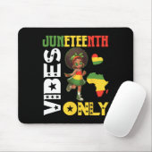 Amerikaans Afrikaans meisje dat Juneteenth-vibes d Muismat (Met muis)