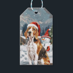 Amerikaans Engels Foxhound Dog Winter Christmas Jo Cadeaulabel<br><div class="desc">Zijn feestelijke ontwerp legt de vrolijke sfeer van het vakantieseizoen vast, met een schattige pup met een kerstmuts. De kat is genesteld in een winterwonderland, compleet met een sneeuwpop, een versierde kerstboom en prachtig verpakte cadeaus. Sneeuwvlokken herfsten zachtjes en voegen een magische toets toe aan het tafereel, terwijl de levendige...</div>