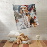 Amerikaans Engels Foxhound Dog Winter Christmas Jo Inbakerdoek<br><div class="desc">Zijn feestelijke ontwerp legt de vrolijke sfeer van het vakantieseizoen vast, met een schattige pup met een kerstmuts. De kat is genesteld in een winterwonderland, compleet met een sneeuwpop, een versierde kerstboom en prachtig verpakte cadeaus. Sneeuwvlokken herfsten zachtjes en voegen een magische toets toe aan het tafereel, terwijl de levendige...</div>