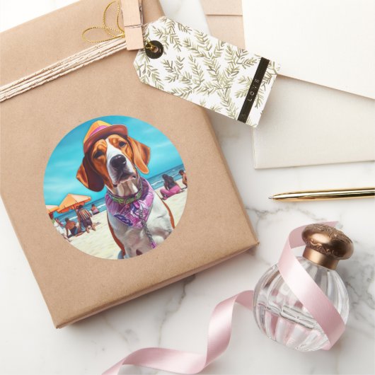 Amerikaans Engels Foxhound on Beach, zomercadeau Ronde Sticker (Geschenken)