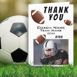 Amerikaans Football Dank u Coach Fotokaart Bedankkaart<br><div class="desc">Amerikaans Football Dank u Coach Fotokaart. Football dank u coachkaart met foto, dank u tekst, coachnaam, teamnaam, jaar, jouw naam en footballs ballen. In de kaart zitten nog meer footballs ballen. Foto dank u kaart - voeg uw foto in de sjabloon. Personaliseer de kaart met namen en jouw tekst. Geweldige...</div>