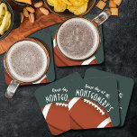 Amerikaans Football Donkergroen Kartonnen Onderzetters<br><div class="desc">papieren onderzetters hebben een Amerikaans football op donkergroen en de woorden "It's Game Day!" samen met je achternaam. MEER kleuren en overeenkomende items in onze winkel.</div>