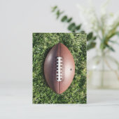 Amerikaans football op gras briefkaart (Staand voorkant)