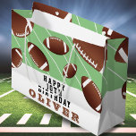 Amerikaans Football valt rond Groot Cadeauzakje<br><div class="desc">Amerikaans Football bedekt vlinders van Birthday Large Gift Bag. Voetbalballen in verschillende maten en groene achtergrond met strepen. Pas de cadeautas aan met jouw naam en maak een geweldige verjaardagstaart voor een football fan.</div>