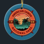 Amerikaans nationaal park Retro Compass Embleem Keramisch Ornament<br><div class="desc">Amerikaans vectorkunstontwerp van Samoa. Het park werd in 1988 opgericht en is een tropisch domein van regenwoud en koraalrif op de zuidelijk centrale eilanden in de Stille Oceaan van het Amerikaanse grondgebied van Samoa.</div>