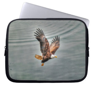 Amerikaanse adelaar vliegt over zee laptop sleeve