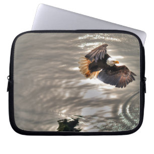 Amerikaanse adelaar vliegt over zee laptop sleeve