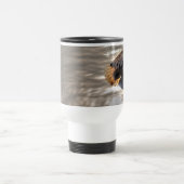 Amerikaanse adelaar vliegt over zee reisbeker (Center)