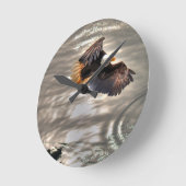 Amerikaanse adelaar vliegt over zee ronde klok (Hoek)