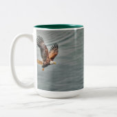 Amerikaanse adelaar vliegt over zee tweekleurige koffiemok (Links)
