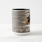 Amerikaanse adelaar vliegt over zee tweekleurige koffiemok (Center)