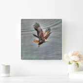 Amerikaanse adelaar vliegt over zee vierkante klok (Huis)