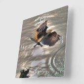 Amerikaanse adelaar vliegt over zee vierkante klok (Hoek)