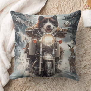 Amerikaanse Akita-hond rijdt op motorfiets met Ker Kussen