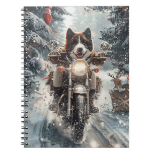Amerikaanse Akita-hond rijdt op motorfiets met Ker Notitieboek