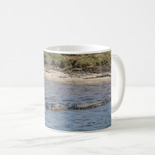 Amerikaanse alligator zwemt in een moerasrivier koffiemok