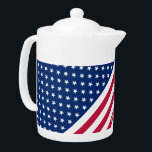 Amerikaanse Amerikaanse vlag Stripes Custom Monogr Theepot<br><div class="desc">De all American, Stars and Stripes, Old Glory, Star-Spangled Banner, USA flag, custom, personalized, good faux gold script / typografie name / monogram / initialen, cool, chic, stylish, classy, monogrammed, 100% white porcelain, vaatwaser safe, microgolf safe, teapot, om je trots, patritisme te shows liefje. Typ gewoon het type jouw naam...</div>