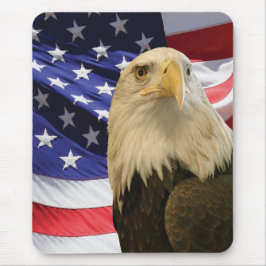 Amerikaanse Bald Eagle en vlag Muismat