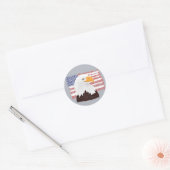 Amerikaanse Bald Eagle en vlag - transparant op gr Ronde Sticker (Envelop)