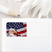Amerikaanse Bald Eagle met vlaggenachtergrond Etiket (Insitu)