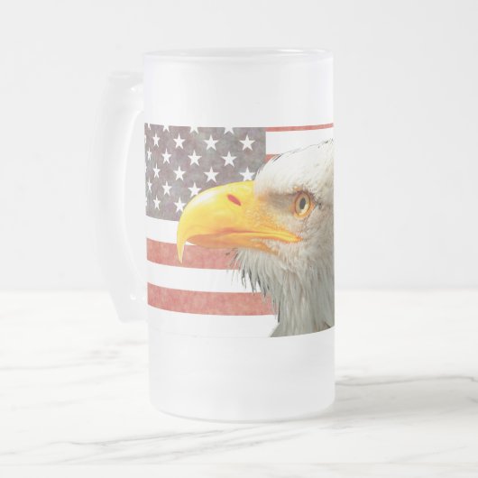 Amerikaanse Bald Eagle op een Amerikaanse vlag Matglas Bierpul (Voorkant links)