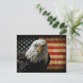 Amerikaanse Bald Eagle over de vlag van Grunge Briefkaart (Staand voorkant)