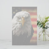 Amerikaanse Bald Eagle over de vlag van Grunge Briefpapier (Staand voorkant)
