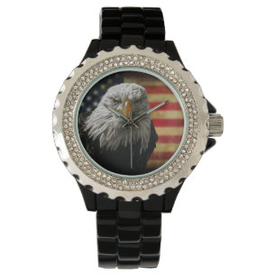 Amerikaanse Bald Eagle over de vlag van Grunge Horloge