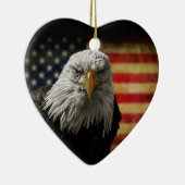 Amerikaanse Bald Eagle over de vlag van Grunge Keramisch Ornament (Rechts)